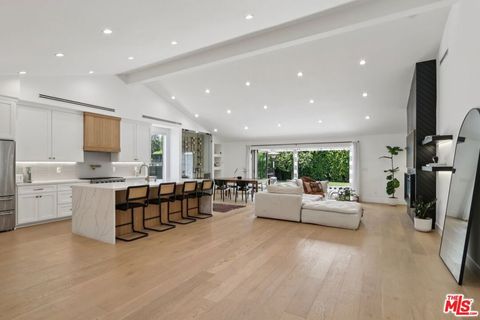 Photo of 13117 Magnolia Boulevard, Sherman Oaks, CA 91423 (MLS # 25566935)