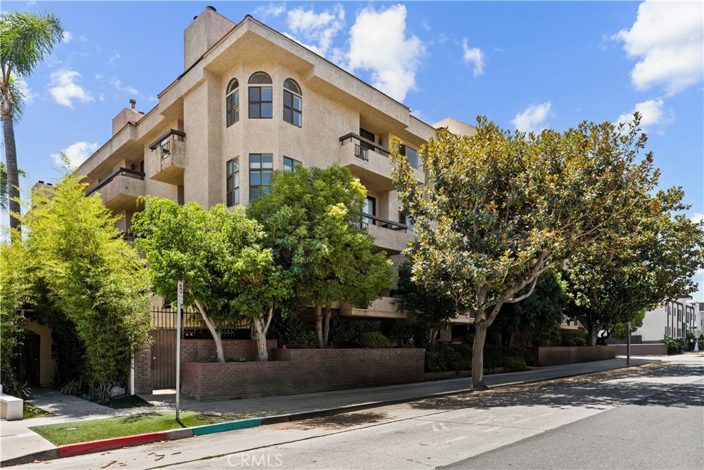 Wonderful Gregory Terrace condo across the street from Beverly Hills. Over 1700+ square feet of living space. Prime location, corner unit with two private balconies and lots of space! Huge, open concept living room with fireplace and wet bar/large dining room and eat in kitchen areas. Wood flooring. BRAND NEW CARPET AND PAINT THROUGHOUT. Two generously sized bedrooms and two full baths including a grand primary suite complete with an ensuite full bath featuring dual vanities and walk in closet. Individual in-unit laundry room with ample storage space. Updated kitchen with granite counter tops, custom cabinets and a walk in pantry. Well maintained smaller building with 18 units, pool, gym and tandem parking (2 spots). Don't miss this amazing opportunity!