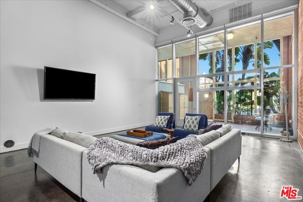 Photo of 120 S Hewitt Street #6, Los Angeles, CA 90012 (MLS # 25622823)