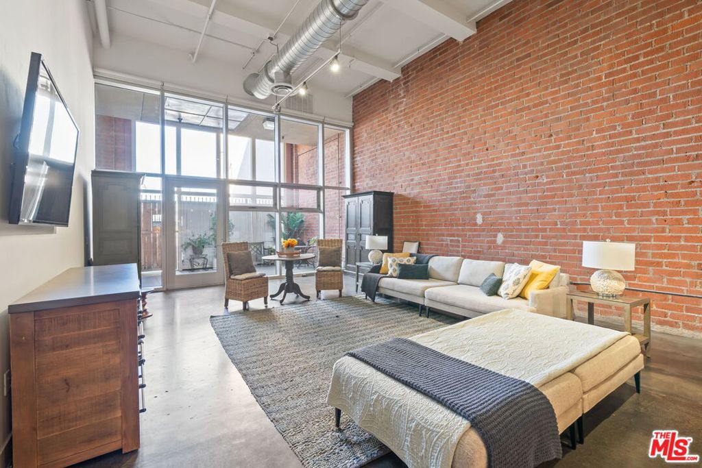 120 S Hewitt Street 6