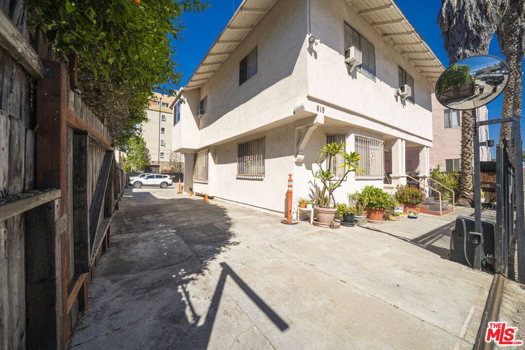 Photo of 819 S Park View Street, Los Angeles, CA 90057 (MLS # 26664877)