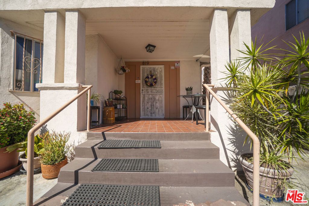 Photo of 819 S Park View Street, Los Angeles, CA 90057 (MLS # 26664877)