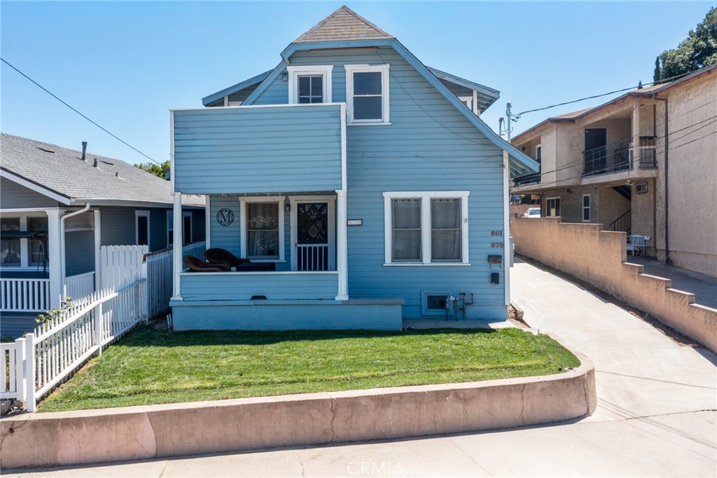 Welcome to 881 W Upland—a freshly renovated top-floor unit located above 879 W Upland in a well-maintained duplex. This 3-bedroom, 1.5-bath unit offers approximately 1,100 sqft of bright, comfortable living space. Features include central AC and heat, in-unit washer and dryer, an open kitchen with stove, and a private front bedroom balcony perfect for morning coffee or evening relaxation. One covered carport parking space is included.
Situated above the owner's residence at 879 W Upland, this unit provides privacy along with the peace of mind that comes from living in a cared-for property. Pets are considered on a case-by-case basis, and tenants are responsible for utilities. This is a rare opportunity to enjoy modern comforts in a convenient setting—schedule a viewing today!
Located in a vibrant neighborhood, 881 W Upland is close distance to local parks, top-rated schools, and a variety of shopping, dining, and entertainment options—making it an ideal spot for both relaxation and everyday convenience.
Call or text Milla 310-500-7628 to schedule a private showing!
