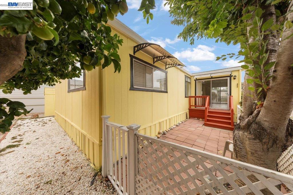 3263 Vineyard Ave.