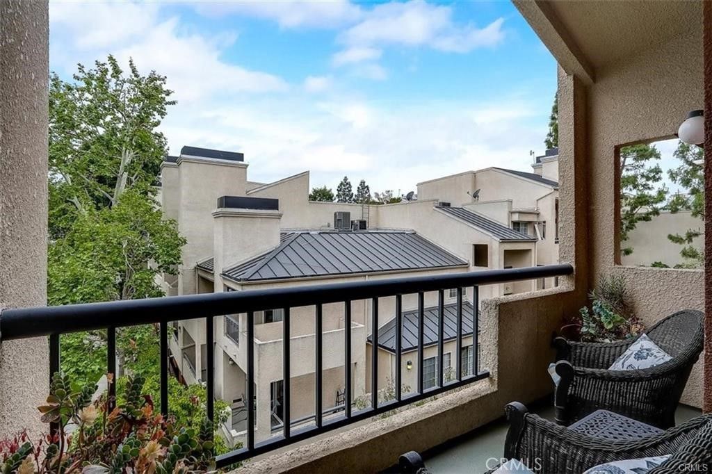 Photo of 5540 Owensmouth Avenue #316, Woodland Hills, CA 91367 (MLS # SR25223889)