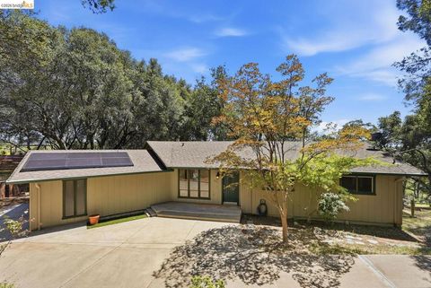 Photo of 5171 Westridge CIR CIR, Auburn, CA 95602 (MLS # 41136539)