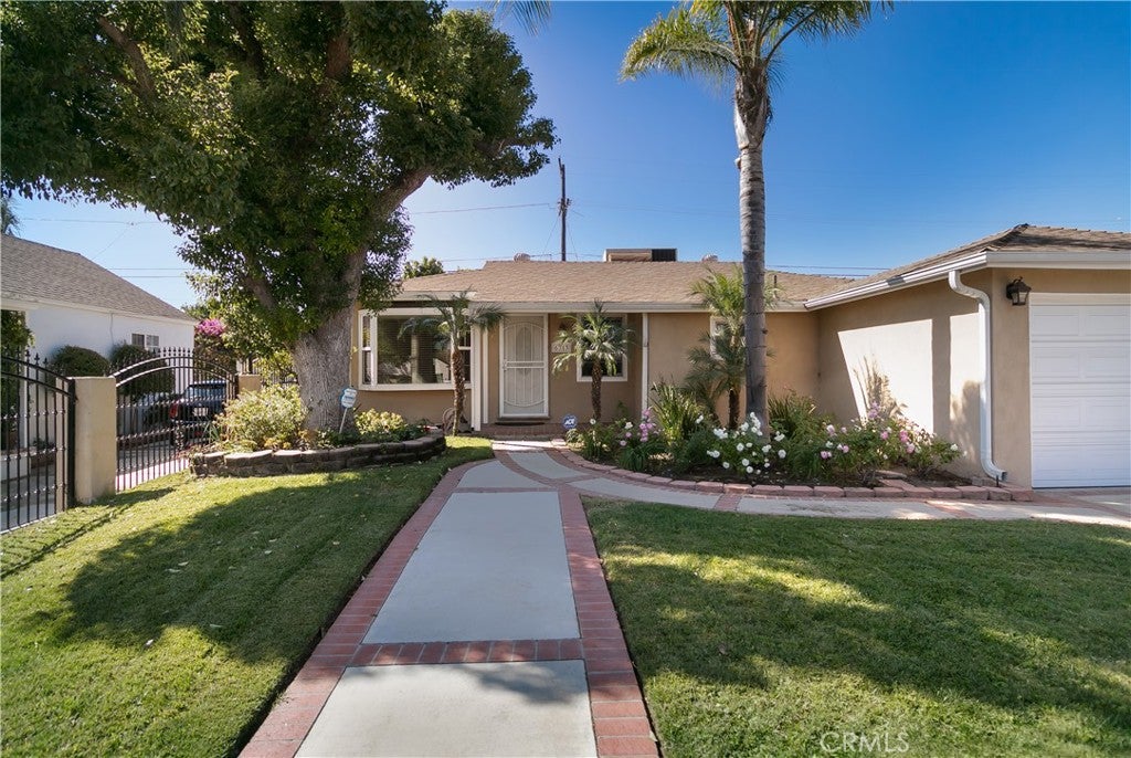 Photo of 6313 Bluebell Avenue, North Hollywood, CA 91606 (MLS # SR26157018)
