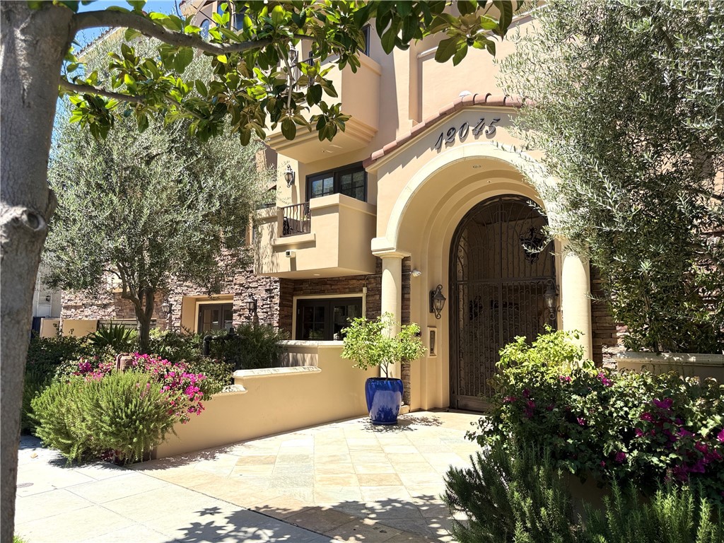 Penthouse-level Mediterranean-style condo in prime Studio City location! This spacious 2-bedroom + den, 3-bathroom residence offers approx. 1,500 sq ft of bright, open living space. The den features a cozy fireplace, and the bedrooms include new carpet and fresh paint throughout. The gourmet kitchen is equipped with brand-name stainless steel appliances, dishwasher, microwave, and skylight. The primary suite features double sinks and a large walk-in closet. Additional highlights include in-unit washer/dryer, private balcony, and 2 tandem parking spaces in a gated garage.
Located in a well-maintained building with a fitness center and secured entry. Just moments from Ventura Blvd, Fryman Canyon hiking trails, and the popular Studio City Farmers Market. A rare opportunity for luxury living in one of LA’s most sought-after neighborhoods!