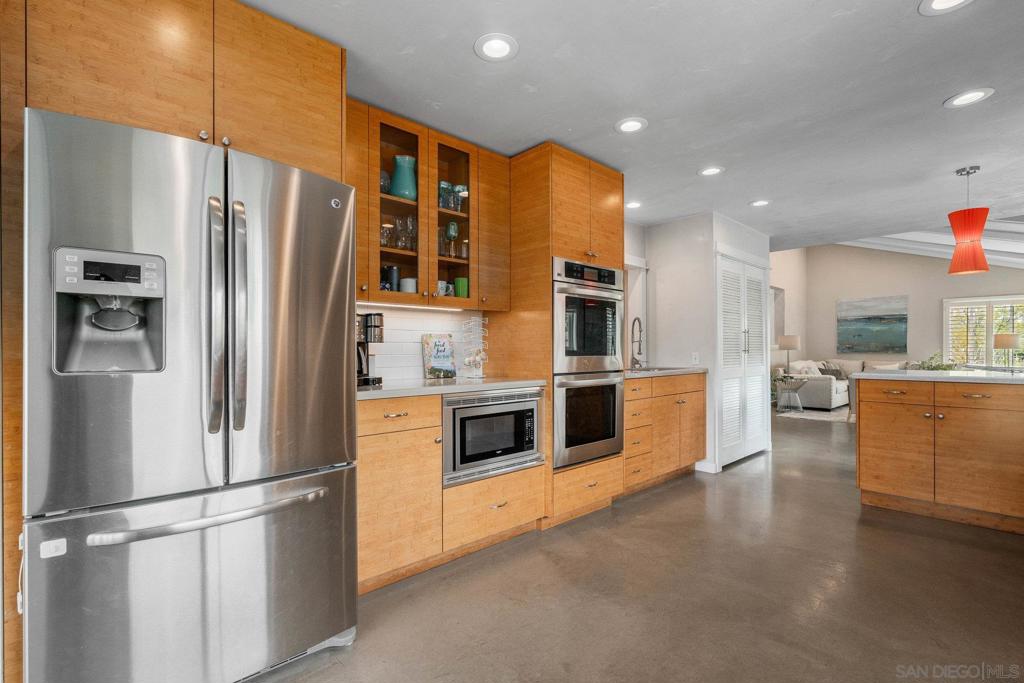 3213 Avenida Hacienda
