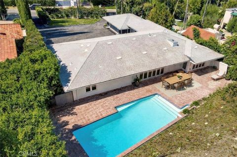 Photo of 4450 Hayvenhurst Ave, Encino, CA 91436 (MLS # GD26044715)