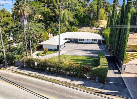 Photo of 4450 Hayvenhurst Ave, Encino, CA 91436 (MLS # GD26044715)