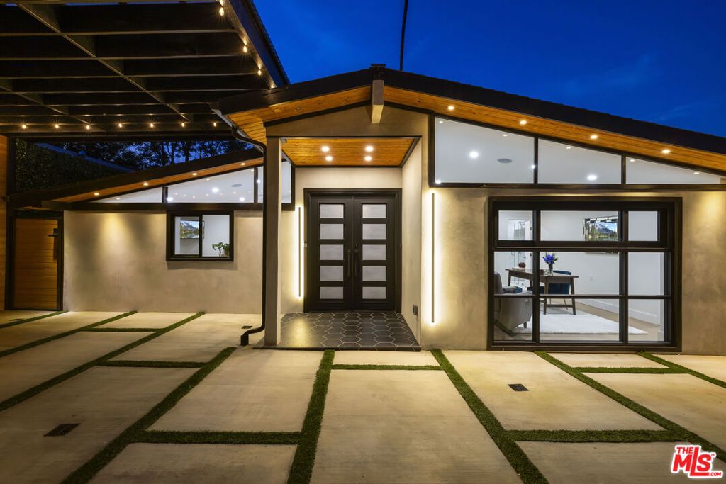 Photo of 22263 Flanco Road, Woodland Hills, CA 91364 (MLS # 25582409)