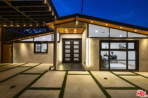 Photo of 22263 Flanco Road, Woodland Hills, CA 91364 (MLS # 25582409) Photo of 22263 Flanco Road, Woodland Hills, CA 91364 (MLS # 25582409)