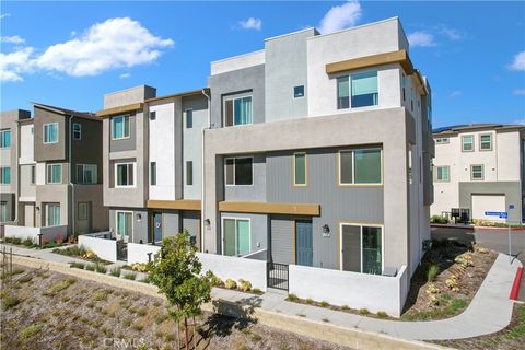 Photo of 27586 Manzanita Way, Valencia, CA 91381 (MLS # SR26046346)