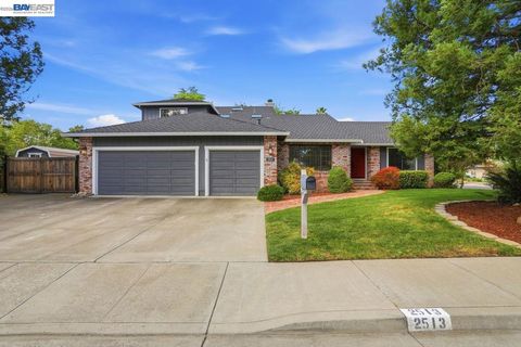 Photo of 2513 Chateau Way, Livermore, CA 94550 (MLS # 41129527)