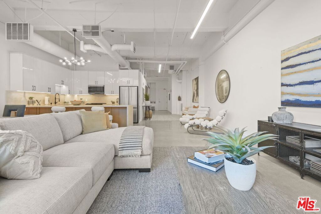 Photo of 1130 S Flower Street #211, Los Angeles, CA 90015 (MLS # 25608031)