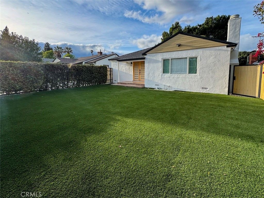 Photo of 22539 Dolorosa Street, Woodland Hills, CA 91367 (MLS # SR25260846)