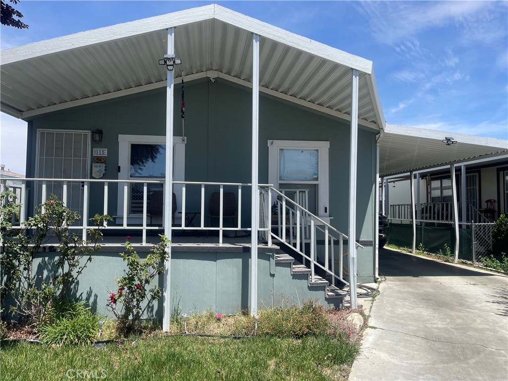 Beautiful 2004 mobile home for sale in a great location. Features 3 bedrooms, 2 bathrooms, a Jacuzzi bathtub in the master bath, and more. See it today.