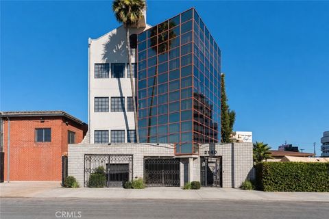 Photo of 2140 Cotner Avenue, Los Angeles, CA 90025 (MLS # SR26103471)