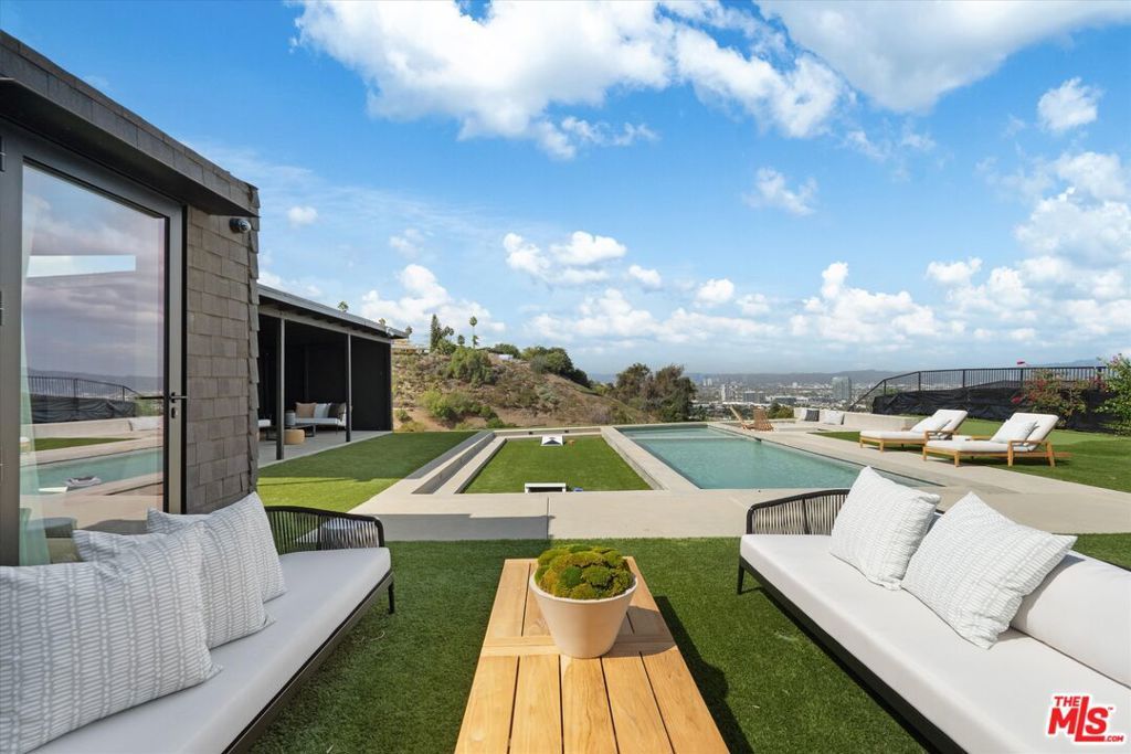 Photo of 5255 Veronica Street, Los Angeles, CA 90008 (MLS # 25597285)