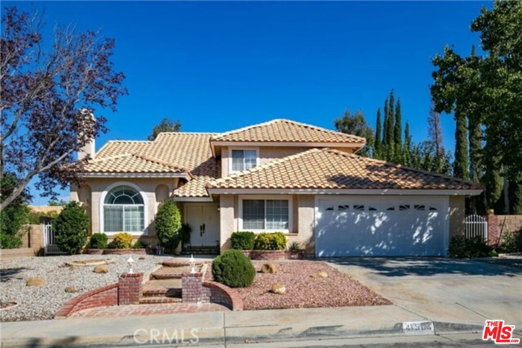 Move in ready Pool Home. 4 Bed with Loft and Bonus room, Step down Formal Living and dining room with wood Burning fireplace. One large bedroom downstairs that could be perfect for the in laws or Guests. Heated Pool and spa. Master bedroom with separate walk-in closets. This Home is a must see.