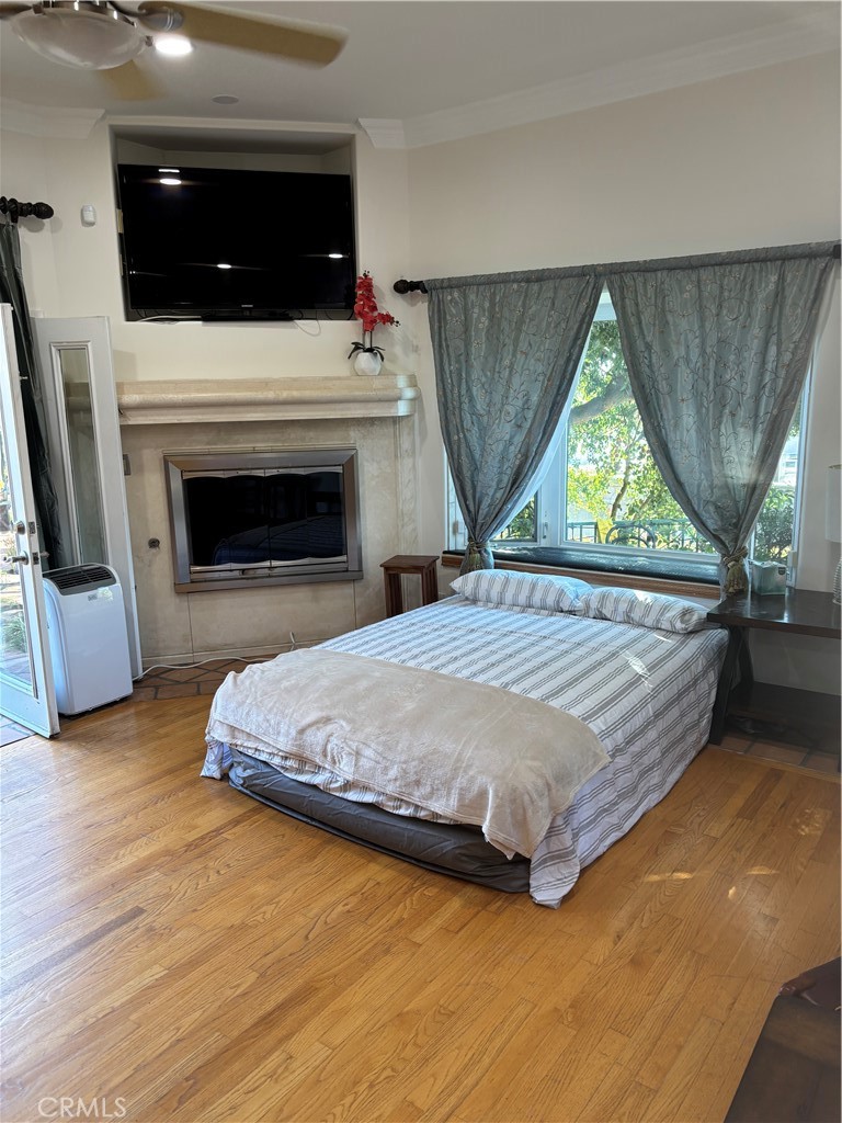 Welcome to your peaceful retreat in the highly sought-after Hollywood Hills — a stylish studio accessory dwelling unit (ADU) that perfectly balances comfort and convenience. Thoughtfully designed for modern living, this cozy studio features a charming kitchenette, a warm and inviting fireplace, and a private shower for ultimate comfort. With its own private entrance, residents can enjoy complete privacy and independence in one of Los Angeles’ most desirable neighborhoods.