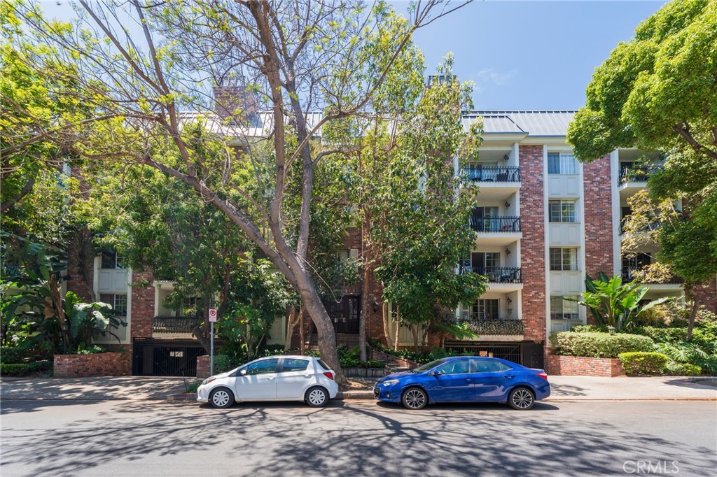 Properties 4 1375 Kelton Avenue 104