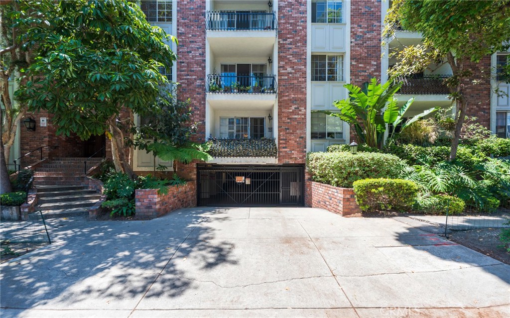 Properties 2 1375 Kelton Avenue 104