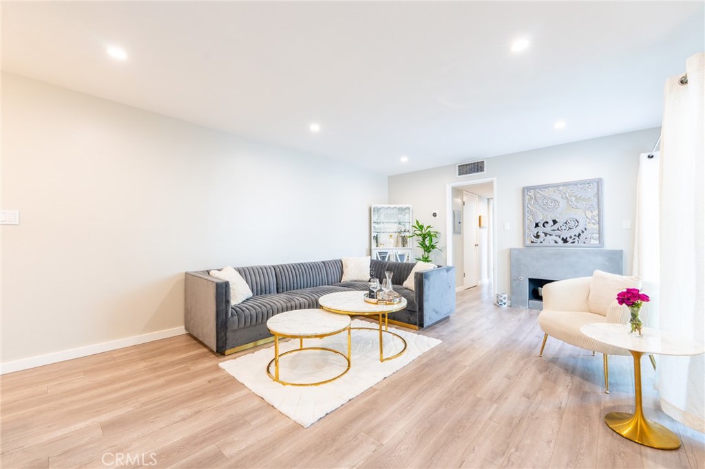 Properties 1 1339 N Columbus Avenue 214