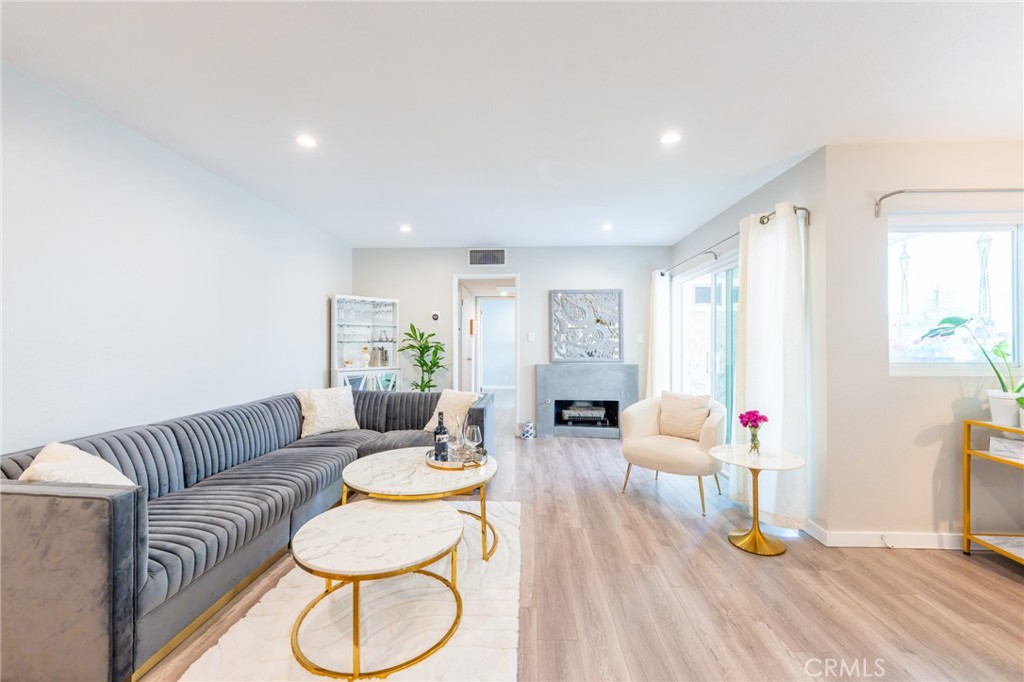 Properties 2 1339 N Columbus Avenue 214
