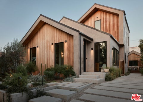 Photo of 534 N Bronson Avenue, Los Angeles, CA 90004 (MLS # 26839775)
