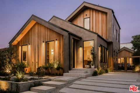 Photo of 534 N Bronson Avenue, Los Angeles, CA 90004 (MLS # 26839775)