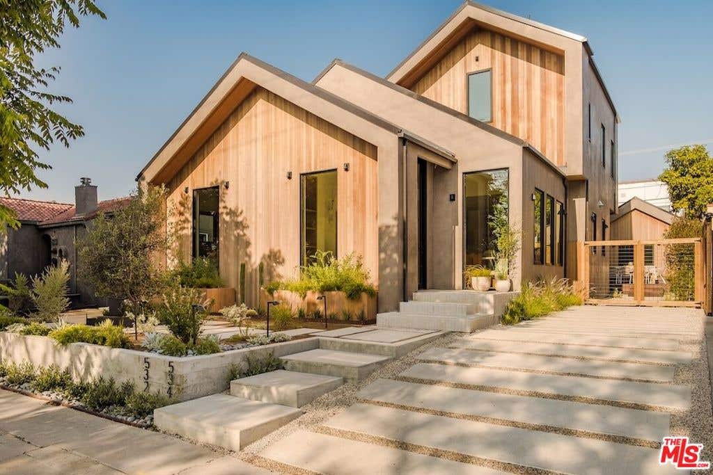 Photo of 534 N Bronson Avenue, Los Angeles, CA 90004 (MLS # 26839775)