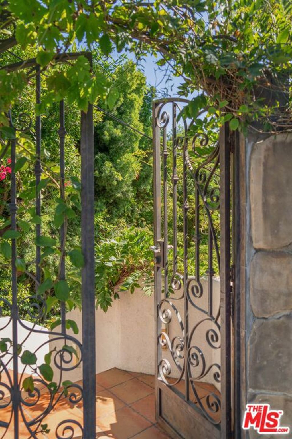 Photo of 9146 St Ives Drive, Los Angeles, CA 90069 (MLS # 25570915)