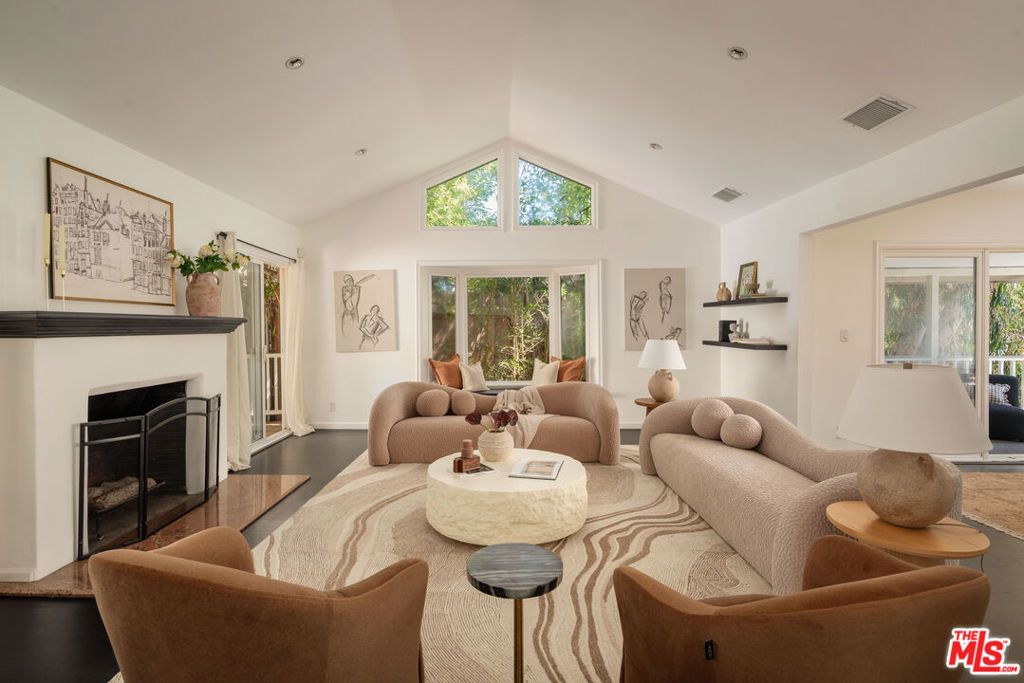 Photo of 9146 St Ives Drive, Los Angeles, CA 90069 (MLS # 25570915)