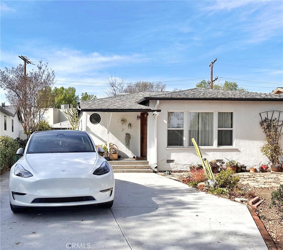 **Beautifully maintained 3-bedroom, 2-bath home in a desirable Glendale neighborhood.** Features include a bright and open floor plan, spacious living area, and a functional kitchen with ample storage. The primary suite offers a private bath, while the additional bedrooms provide flexibility for guests or a home office. Enjoy a private backyard perfect for entertaining, plus easy access to top-rated schools, shopping, dining, parks, and major freeways. **Available on September 1, 2025**