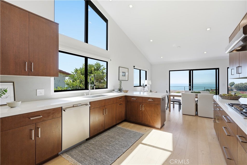 381 Palos Verdes Dr. W