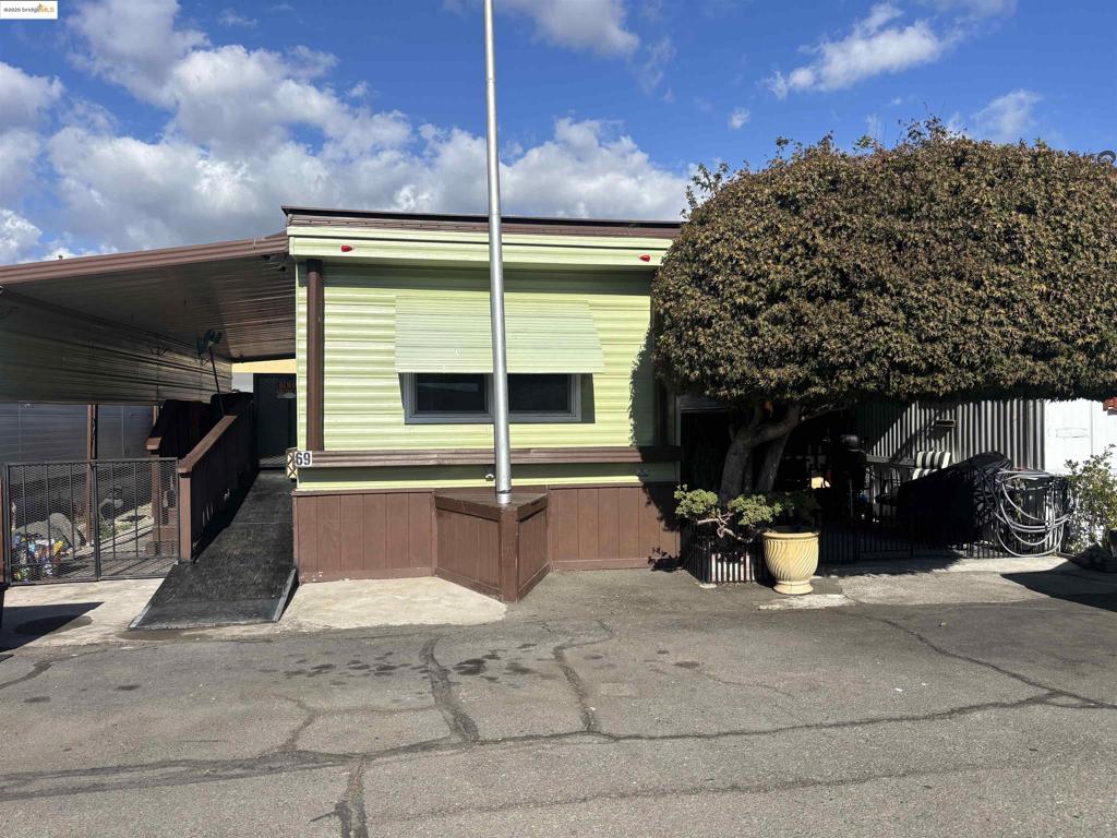 Don't miss this charming 2-bedroom, 1-bathroom mobile home located San Leandro! This cozy home features newer appliances, making daily living a breeze, and a spacious covered patio perfect for relaxing or entertaining outdoors. Enjoy the convenience of a great location close to shopping, dining, and transportation. Affordable living with comfort and style—schedule your showing today! Fireplaces: NO