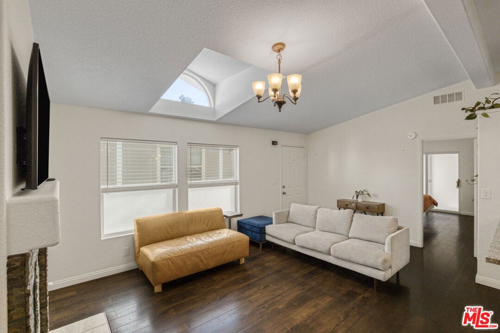 4201 Topanga Canyon Boulevard 136