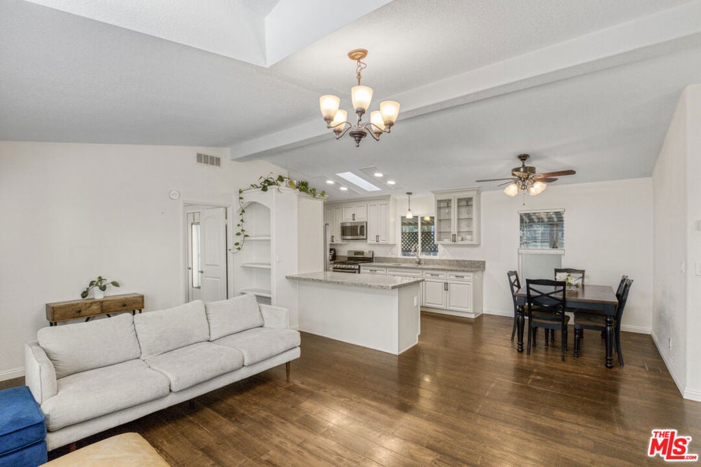4201 Topanga Canyon Boulevard 136