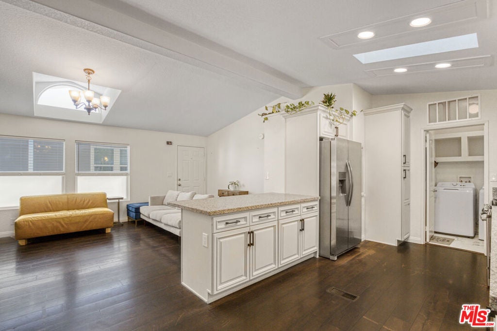 4201 Topanga Canyon Boulevard 136
