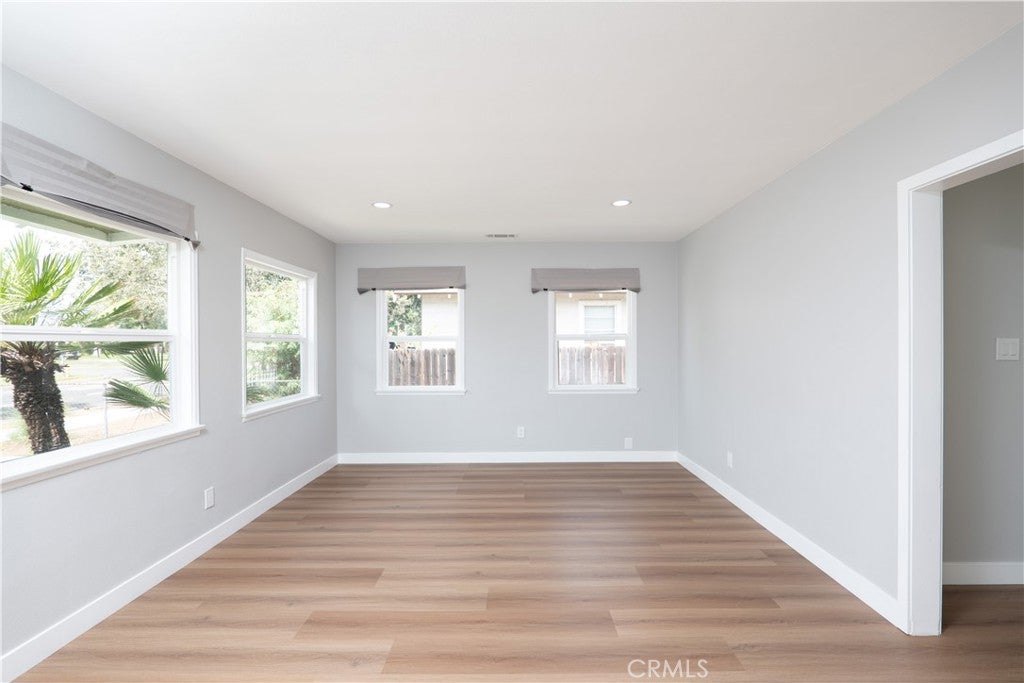 3285 N Mountain View