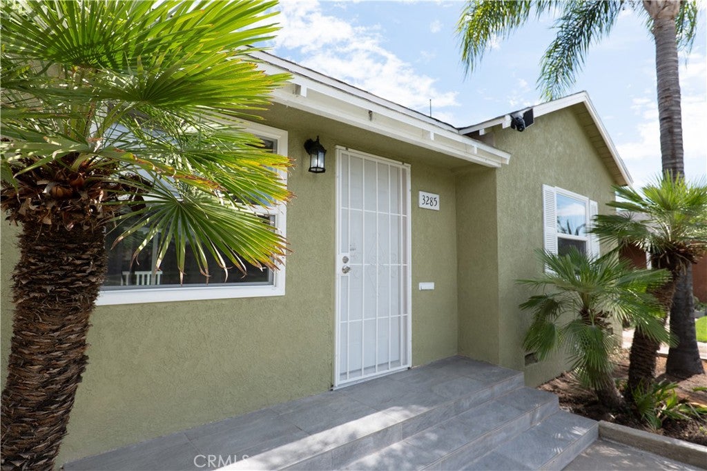 3285 N Mountain View