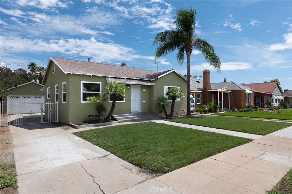 3285 N Mountain View