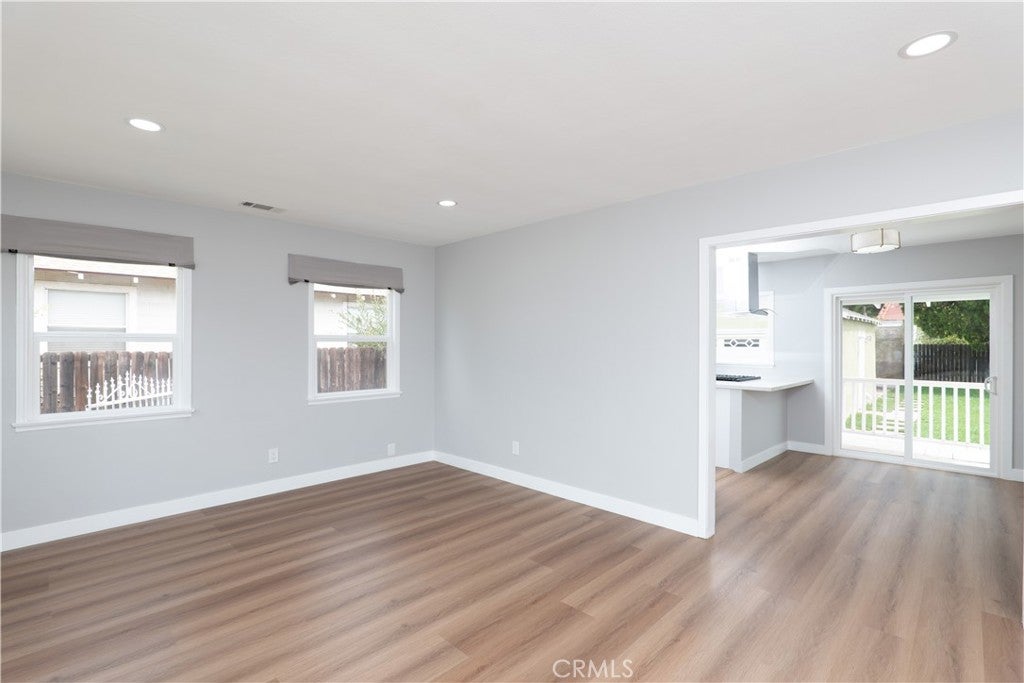 3285 N Mountain View