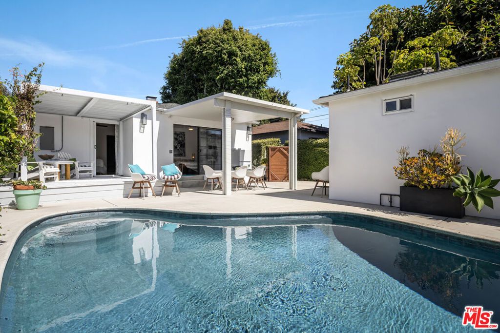 Photo of 2317 Walgrove Avenue, Los Angeles, CA 90066 (MLS # 25587699)