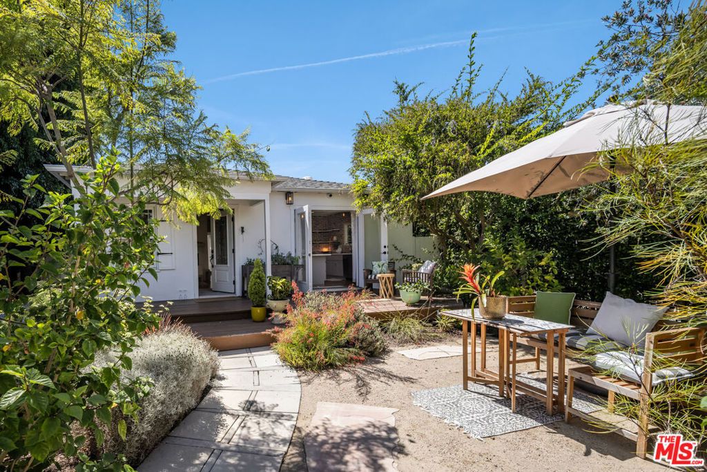 Photo of 2317 Walgrove Avenue, Los Angeles, CA 90066 (MLS # 25587699)