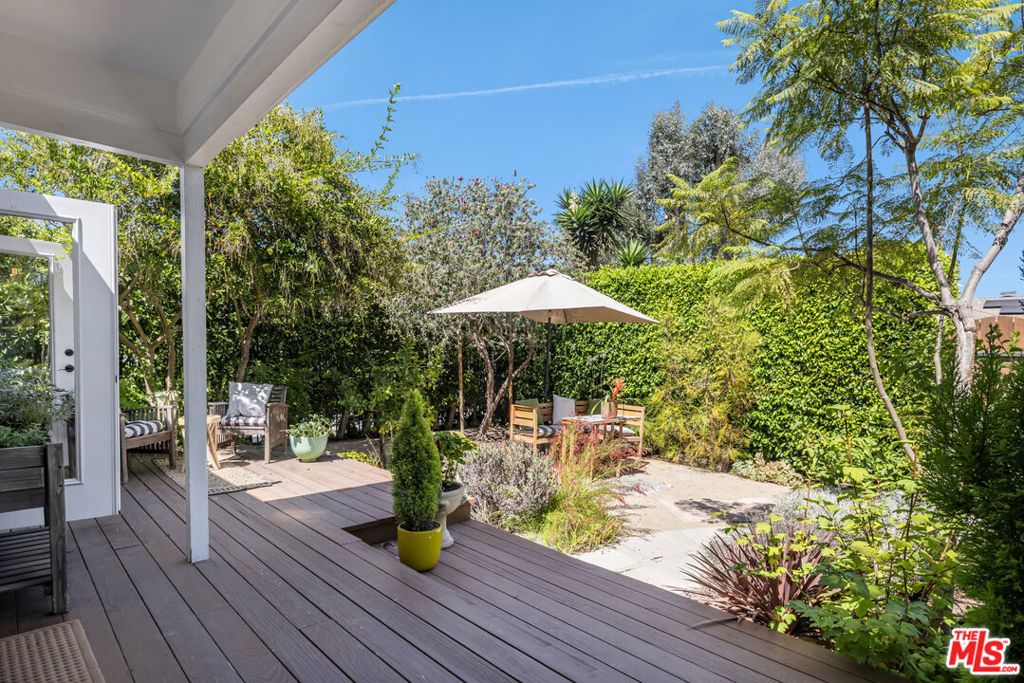 Photo of 2317 Walgrove Avenue, Los Angeles, CA 90066 (MLS # 25587699)