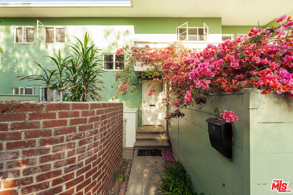 5589 1/2 Village Grn, Los Angeles CA 90016