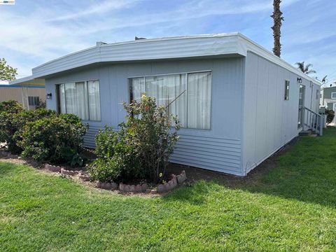 Photo of 257 Manitoba Green Grn, Fremont, CA 94538 (MLS # 41113363)